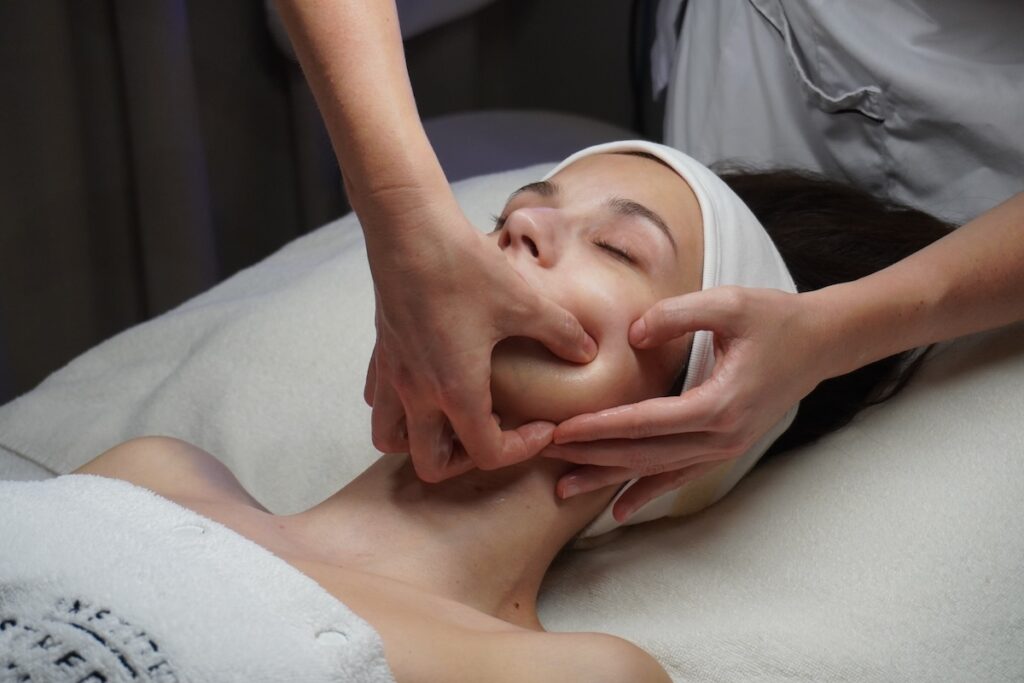 Liftingová masáž tváre